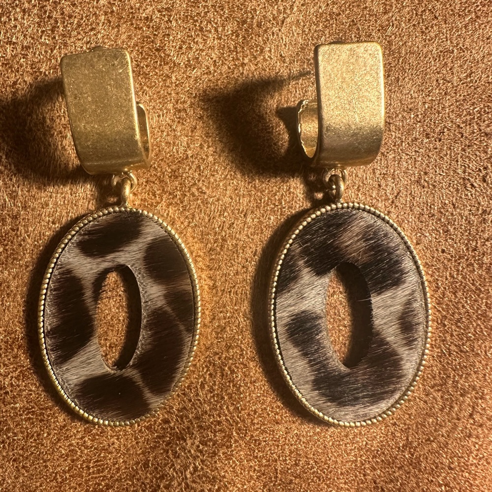 Stella & Dot Gold leopard earrings